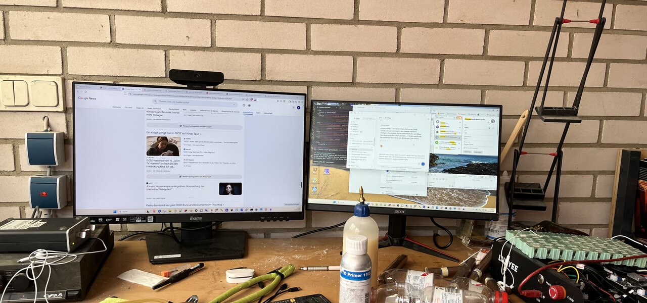Der Arbeitsplatz in der Werkstatt, zwei Schirme