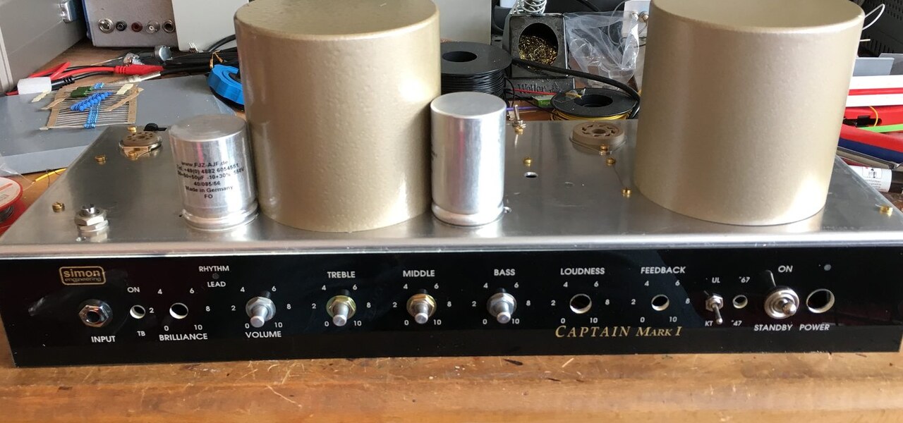 Captain Mark I auf der Werkbank, dahinter Oszilloskop und Messgerät
