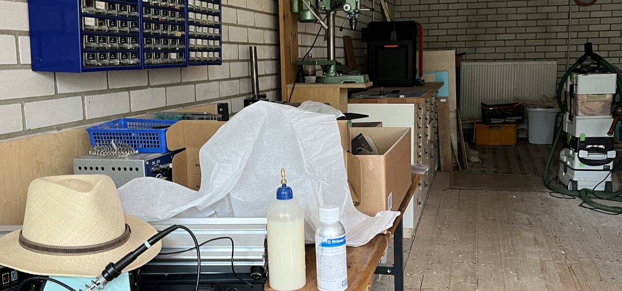 Werkbank mit Kleinteilemagazin und Ständerbohrmaschine